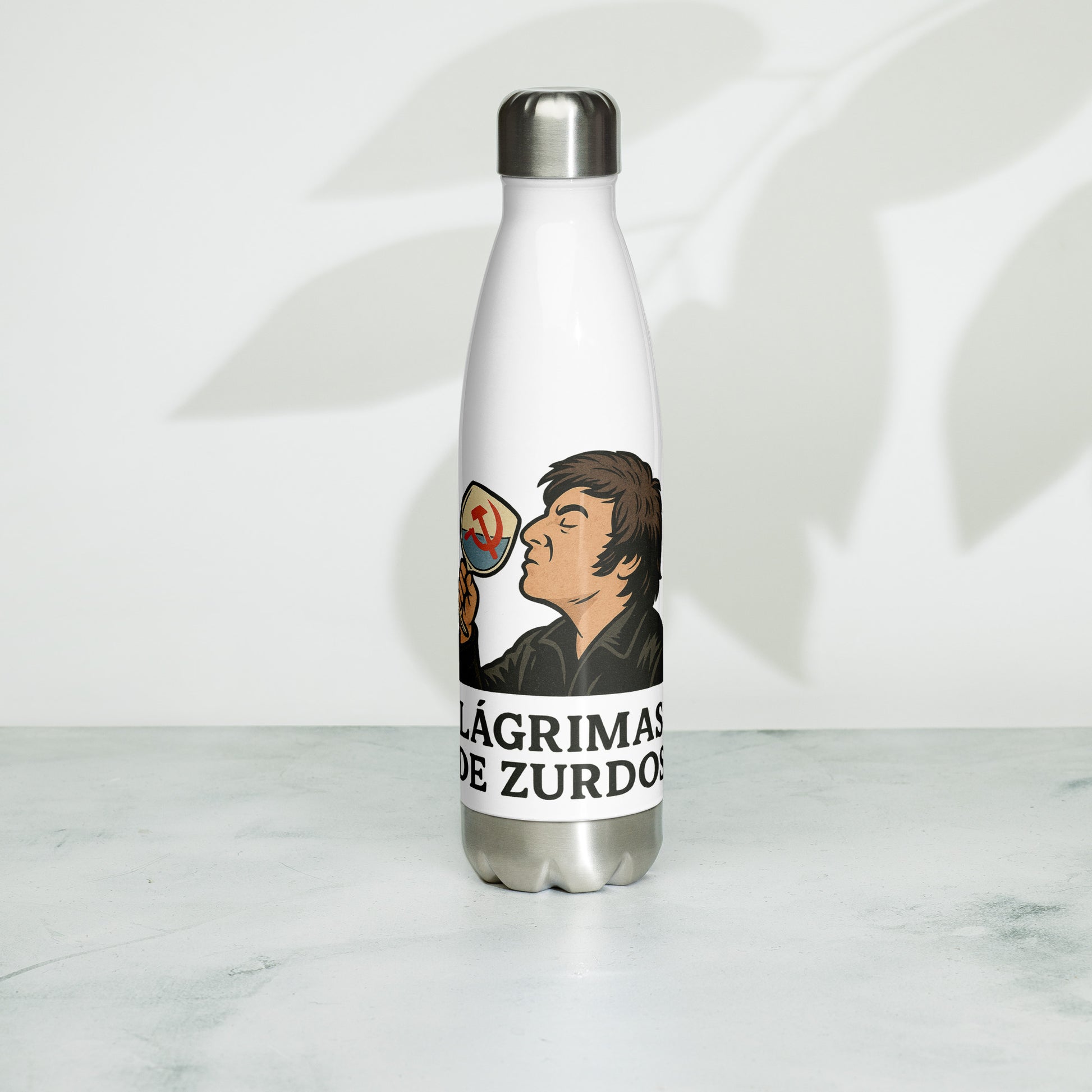 Mockup de botella de agua de acero inoxidable blanca de 500 ml con ilustración de un hombre brindando lágrimas rojas de la izquierda y texto “Lágrimas de Zurdos”, diseño anticomunista-libertario.