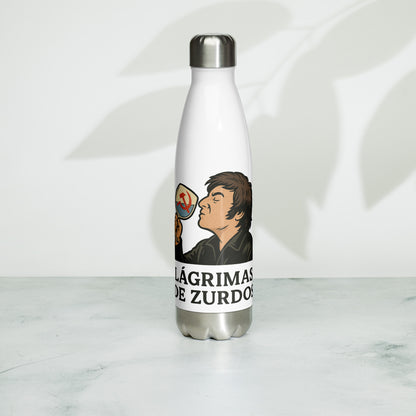 Mockup de botella de agua de acero inoxidable blanca de 500 ml con ilustración de un hombre brindando lágrimas rojas de la izquierda y texto “Lágrimas de Zurdos”, diseño anticomunista-libertario.