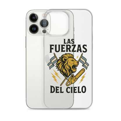 Mockup de funda transparente para iPhone con ilustración de un león rugiendo entre dos banderas argentinas y una motosierra dorada, acompañado del texto “Las fuerzas del cielo”, diseño libertario anticomunista.