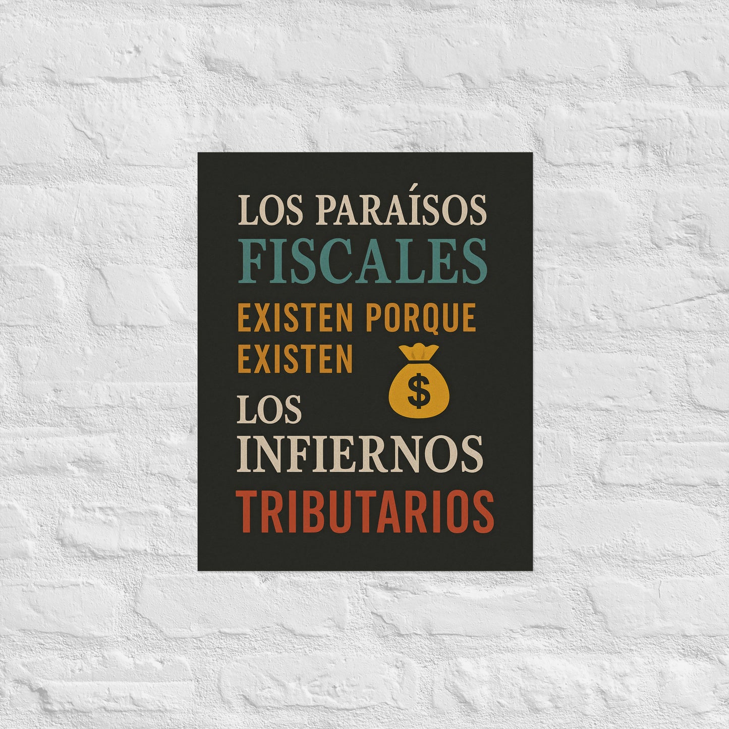 Mockup de póster mate negro colgado sobre pared de ladrillo blanco con el texto “Los paraísos fiscales existen porque existen los infiernos tributarios” en colores verde, amarillo y rojo, diseño libertario anticomunista.