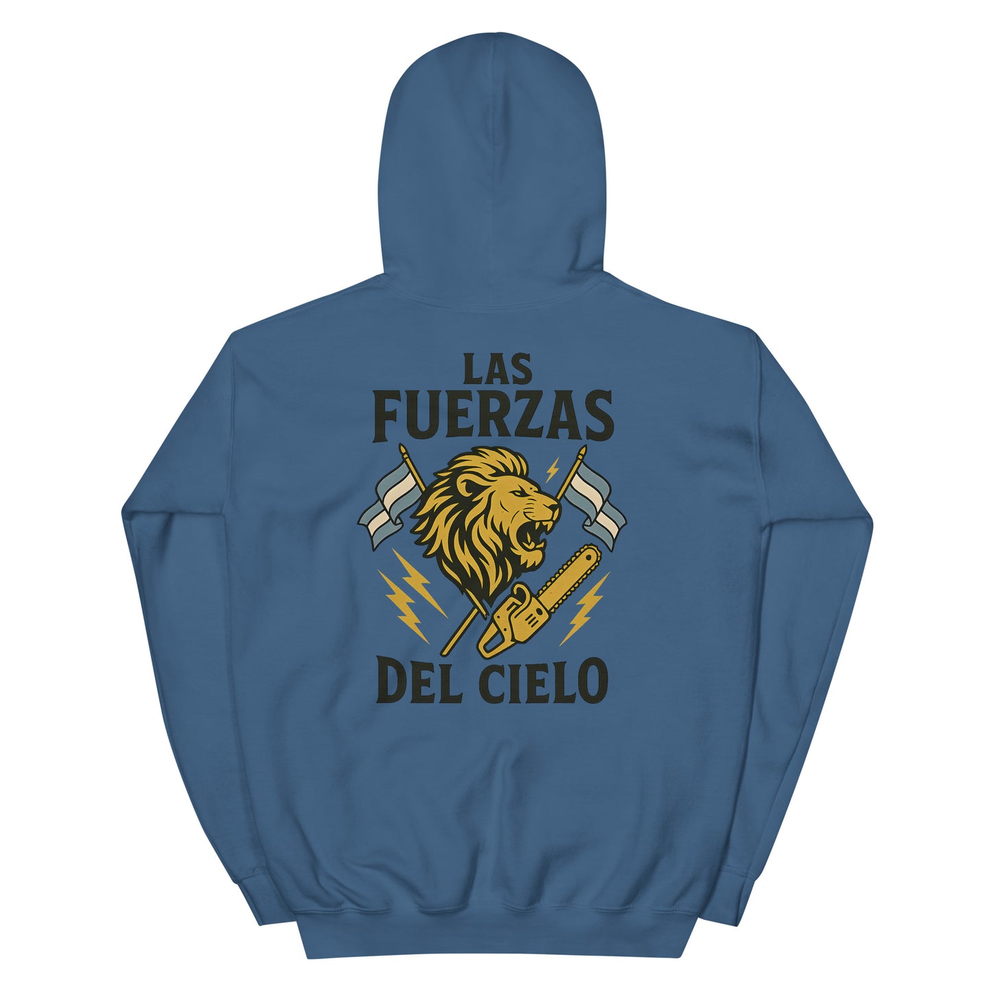 Mockup de sudadera unisex gris jaspeado (heavy blend) vista trasera con ilustración de un león rugiendo entre dos banderas argentinas, motosierra dorada y texto “Las fuerzas del cielo”, diseño libertario anticomunista.