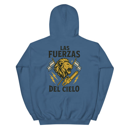 Mockup de sudadera unisex gris jaspeado (heavy blend) vista trasera con ilustración de un león rugiendo entre dos banderas argentinas, motosierra dorada y texto “Las fuerzas del cielo”, diseño libertario anticomunista.