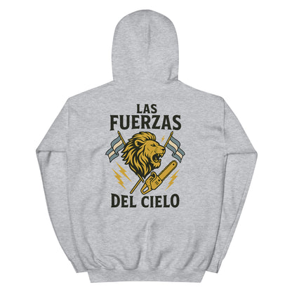 Mockup de sudadera unisex gris jaspeado (heavy blend) vista trasera con ilustración de un león rugiendo entre dos banderas argentinas, motosierra dorada y texto “Las fuerzas del cielo”, diseño libertario anticomunista.