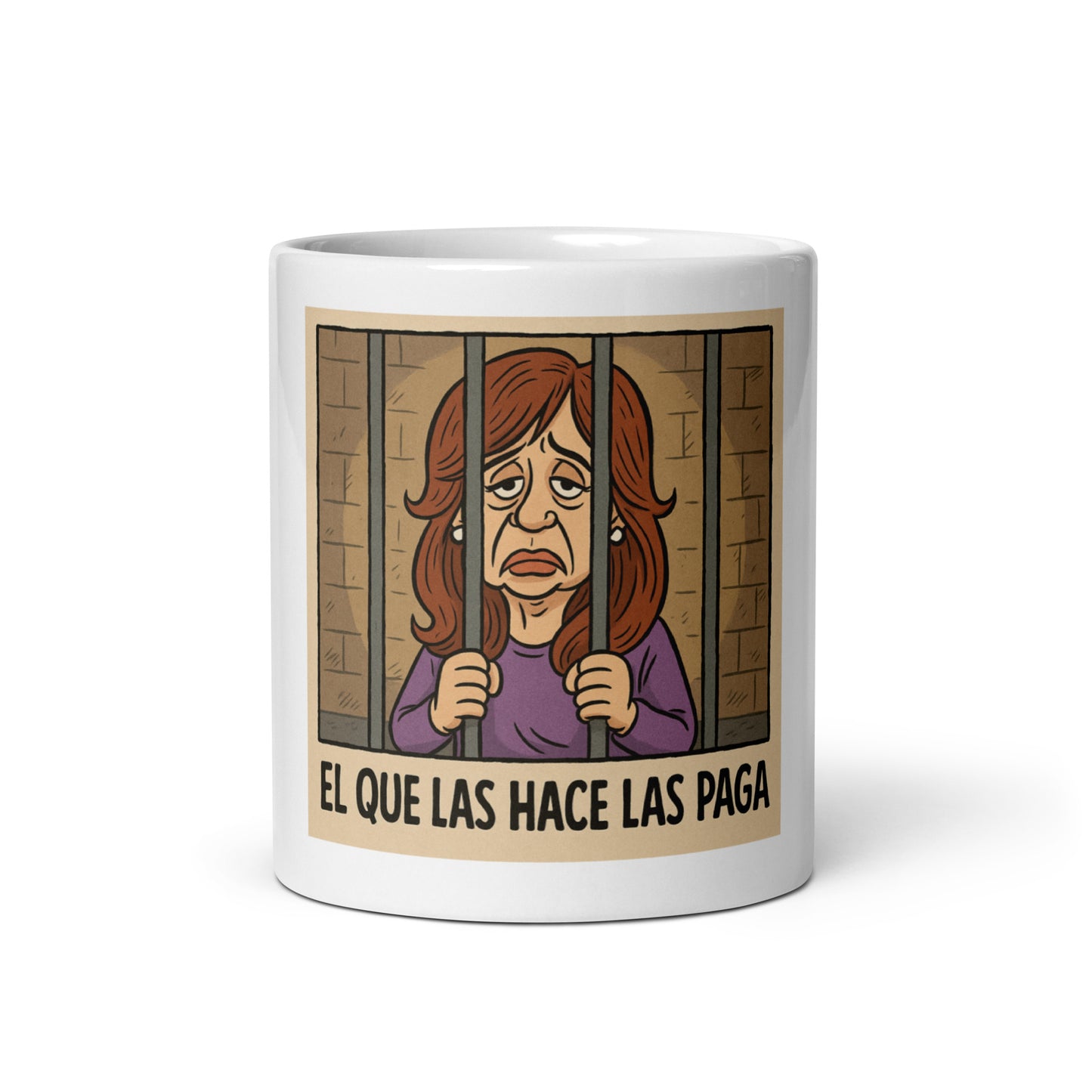 Mockup frontal de la taza “El Que Las Hace Las Paga”: pixel-art de Cristina Kirchner tras rejas, cerámica blanca 330 ml libertaria