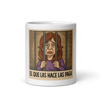 Mockup frontal de la taza “El Que Las Hace Las Paga”: pixel-art de Cristina Kirchner tras rejas, cerámica blanca 330 ml libertaria