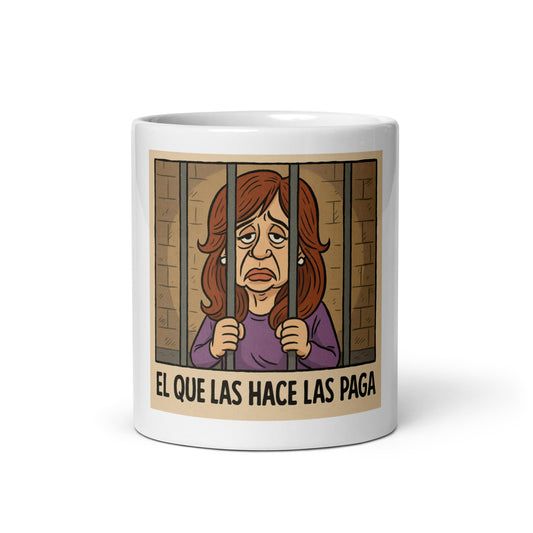 Mockup frontal de la taza “El Que Las Hace Las Paga”: pixel-art de Cristina Kirchner tras rejas, cerámica blanca 330 ml libertaria