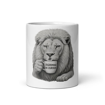 Taza de cerámica blanca con león libertario bebiendo “Lágrimas de zurdos”, diseño en escala de grises 11 oz